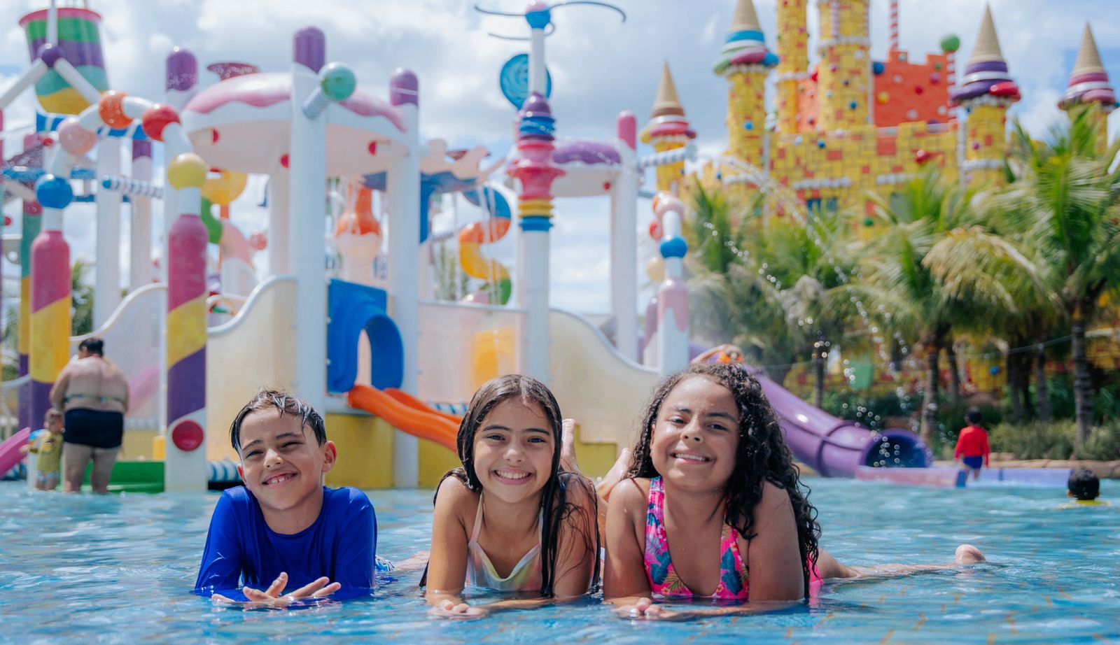 Crianças se divertindo no parque aquático